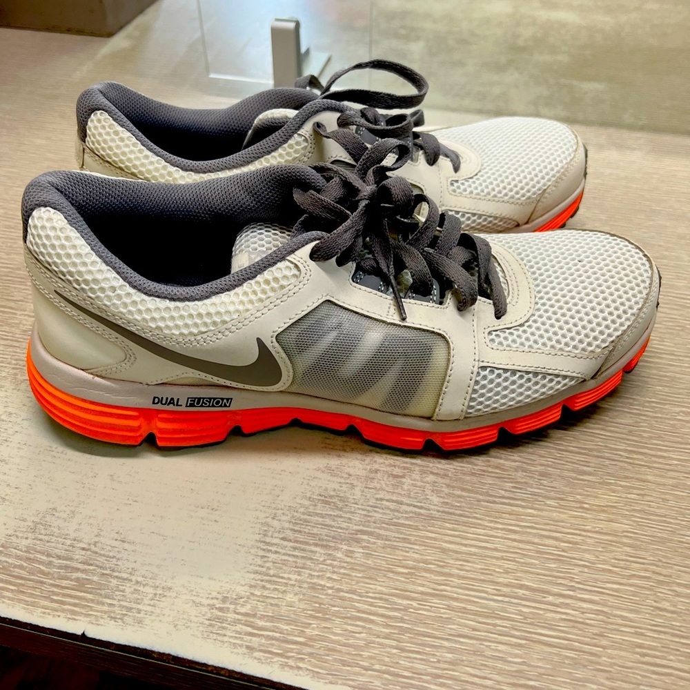 Men’s Nike tennis shoes